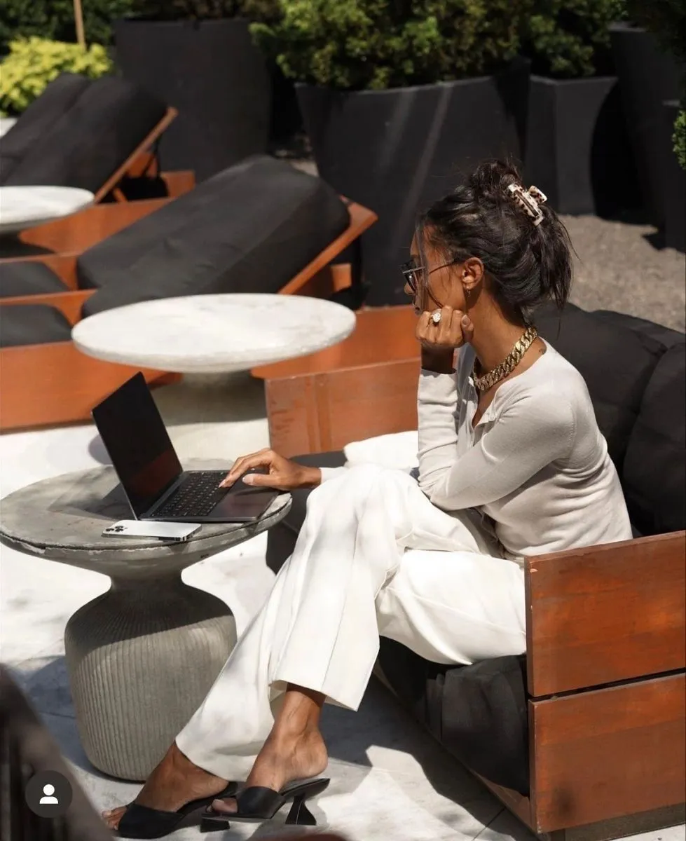 Minimalistyczna wizualizacja systemów, automatyzacji i wskaźników.